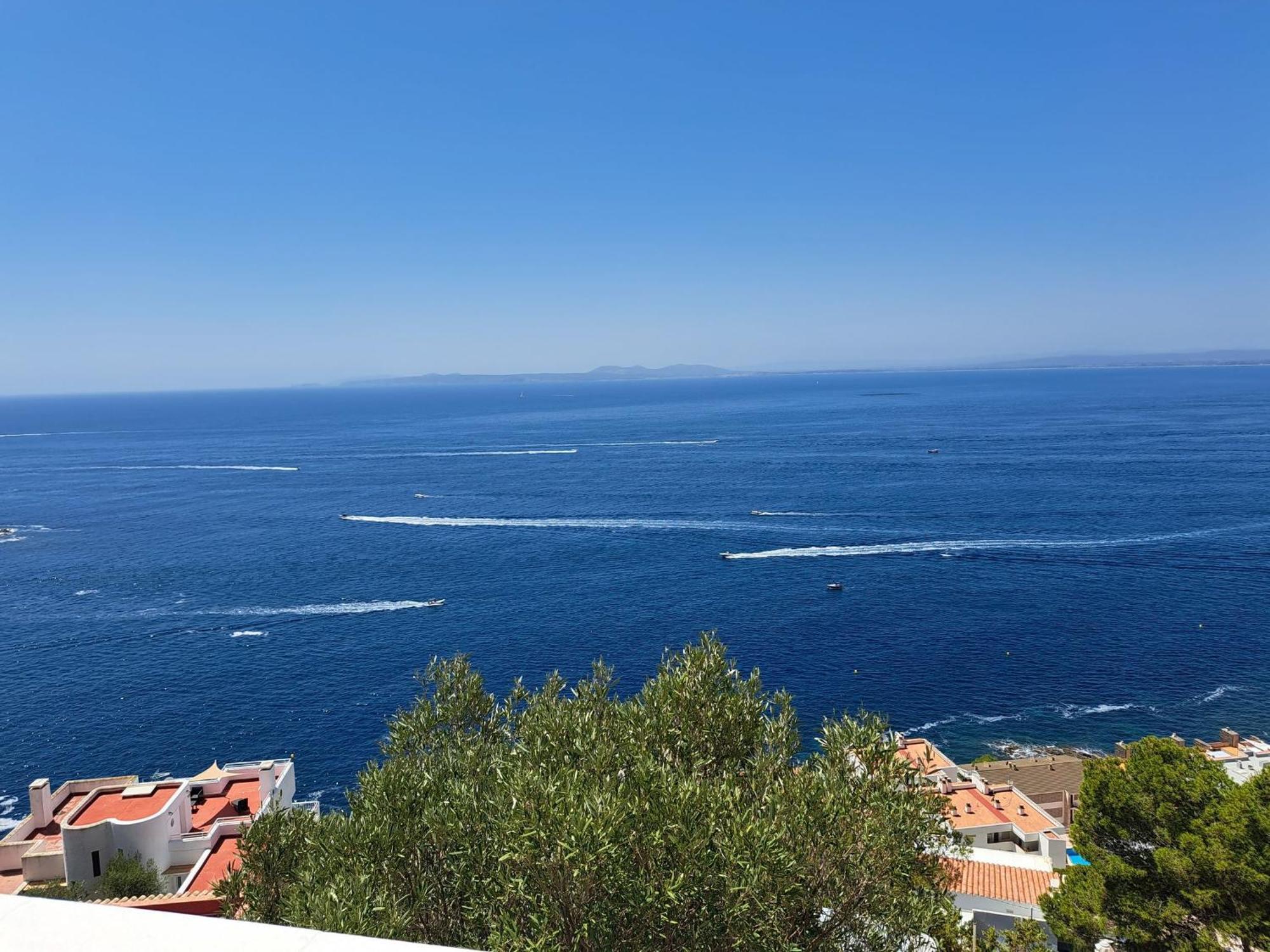 Mit Grosser Terrasse Und Fantastischem Blick Ueber Den Golf Von Roses. Apartamento *