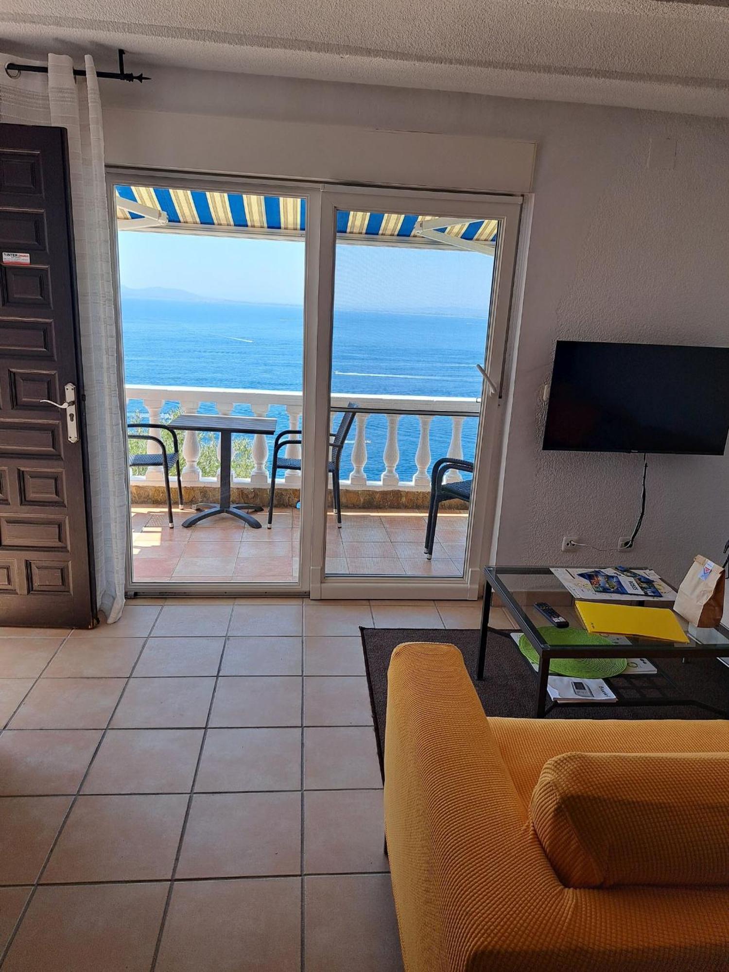 Mit Grosser Terrasse Und Fantastischem Blick Ueber Den Golf Von Roses. * Rosas