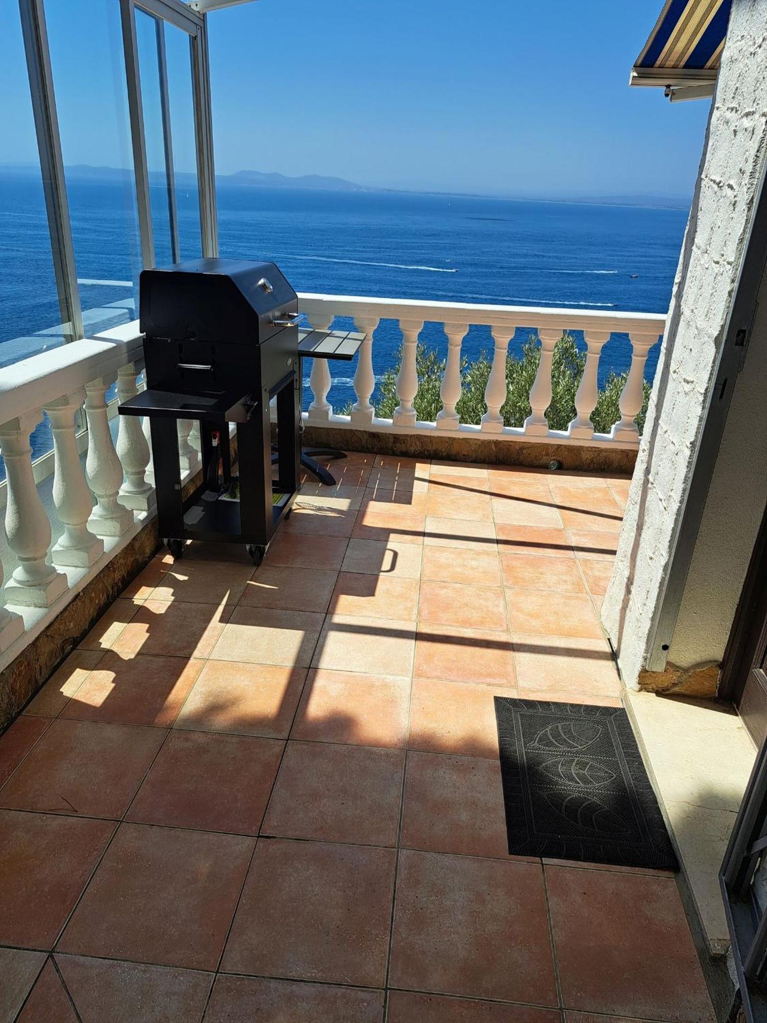 Apartment Mit Grosser Terrasse Und Fantastischem Blick Ueber Den Golf Von Roses. *